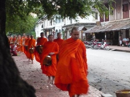 la cérémonie de l’aumône à Luang Prabang