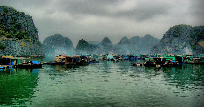 Village de pêcheurs flottant dans la baie de Bai Tu Long