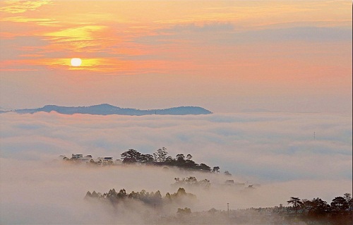 Le brouillard flottant au matin avec les nuages au-dessus des montagnes