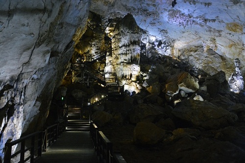 la grotte de Thien Duong une destination qui attire les touristes