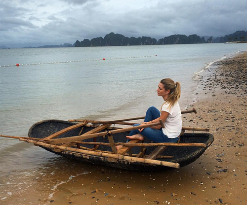 La Miss a publié la photo à la plage de Tuan Chau en province de Quang Ninh