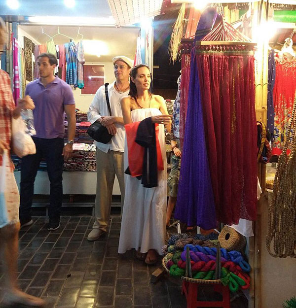 Le couple fait du shopping au marché nocturne de Siem Riep