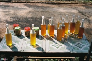 Les bouteilles de miel au menthe 