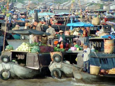 Marché flottant de Cai Be sur le Mékong au vietnam, circuit Vietnam Cambodge 13 jours