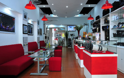 L'espace simple au café Photo donne aux visiteurs l'impression chaleureuse et confortable