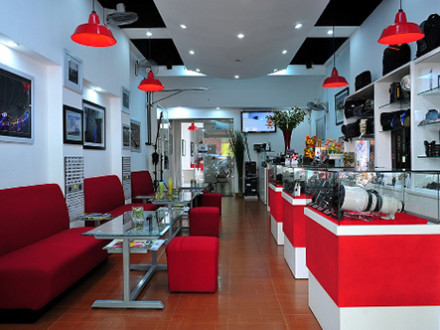 L'espace simple au café Photo donne aux visiteurs l'impression chaleureuse et confortable